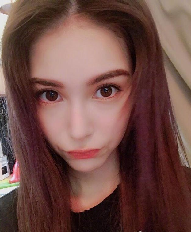 新闻7月23日晚,昆凌通过微博晒嘟嘴俏皮照,并配文道:"准备好了!