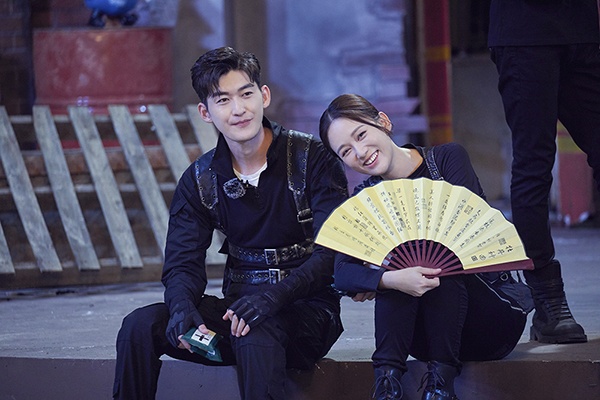 元气女神陈乔恩笑容甜美 张翰帅气有型气场全开