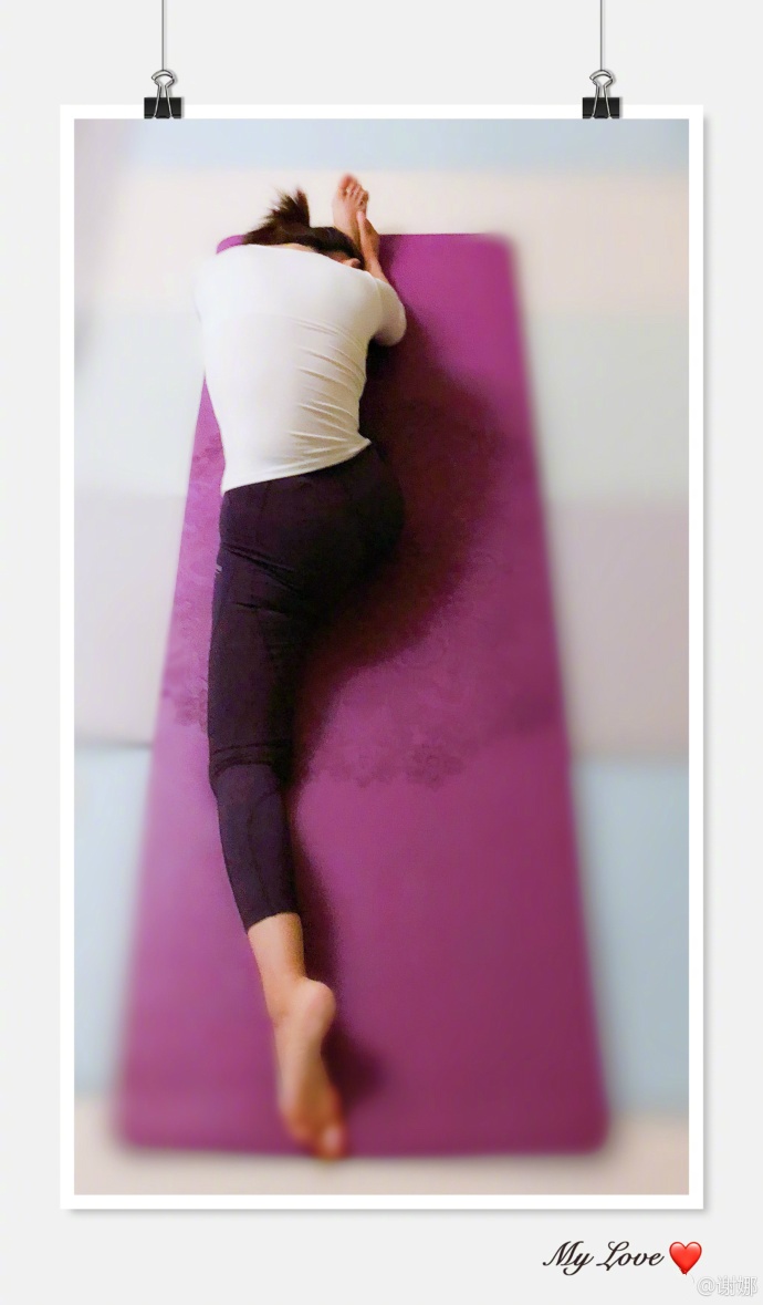 谢娜晒照做拉伸运动劈叉压腿很专业