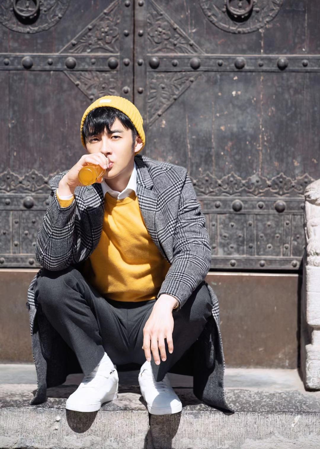 萧传勋邂逅古城西安 初冬写真展现俊朗魅力