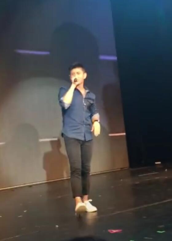 刘诗诗上台给吴奇隆献花,一个小动作让台下粉