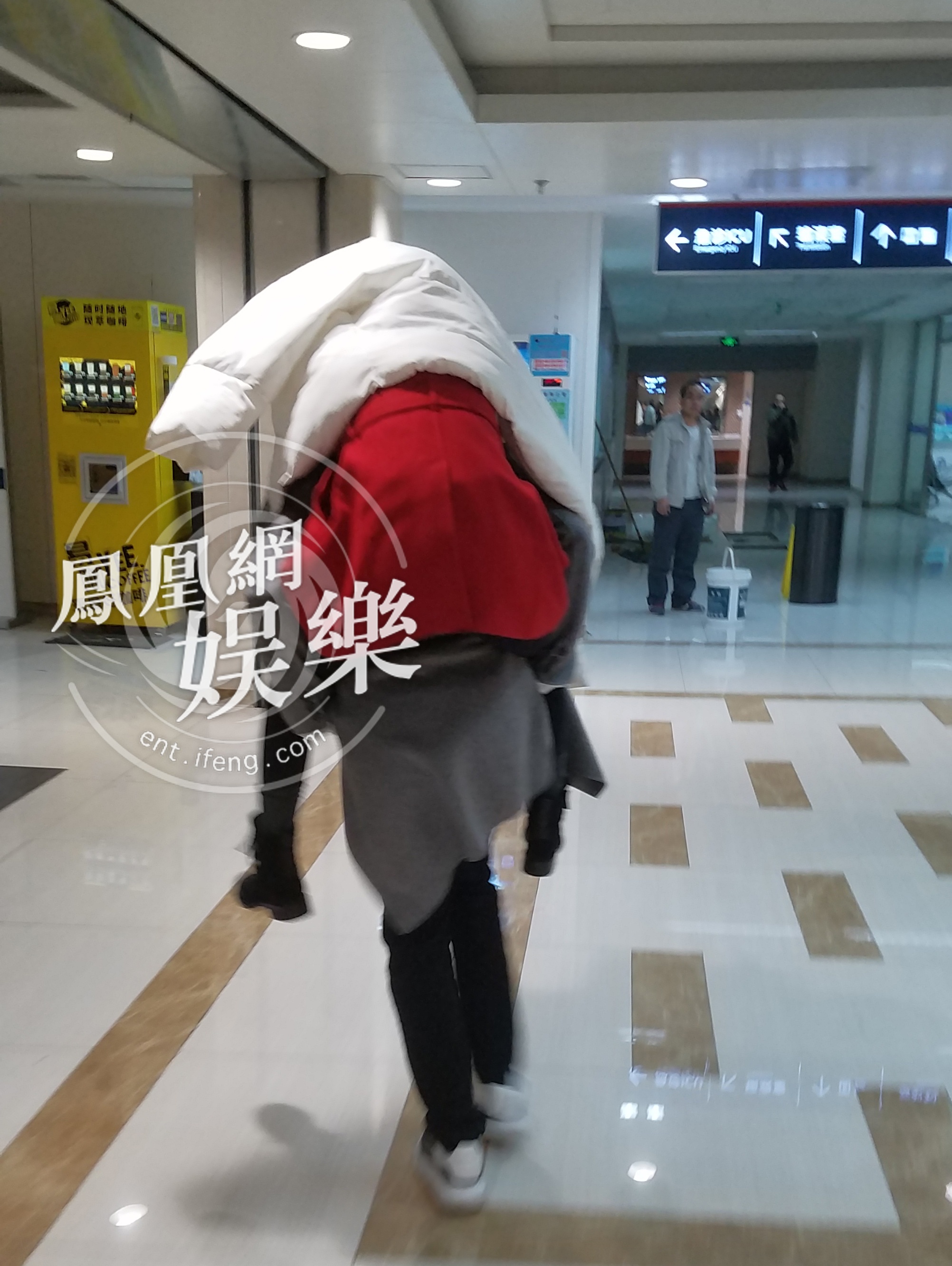 马蓉蒙头被友人背离医院 脊椎受伤下肢无知觉_电影网_1905.com