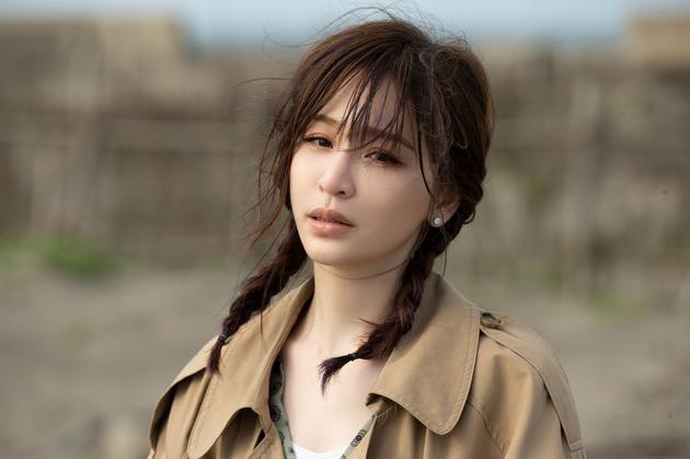 王心凌新歌MV挑战伤妆 绝望大哭出演亡命鸳