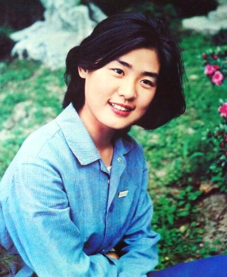 她曾是内地最红女星,20岁成名25岁出国留学,如