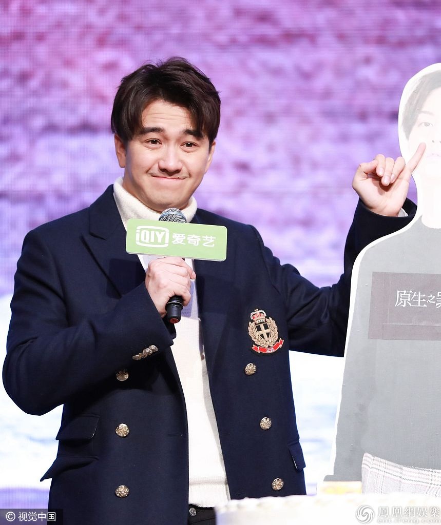 翟天临抱尹正亲密接触吐槽身高 表情包不断