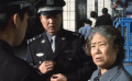 候車(chē)室執(zhí)勤時(shí)王學(xué)兵看見(jiàn)有媒體正拍新聞，出風(fēng)頭的機(jī)會(huì)來(lái)了！
