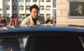 派出所民警低聲下氣求校長通融，校長一開車門揚(yáng)長而去