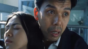 美女在候车室被投资失败的股民劫持 民警急中生智破解局面