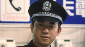 美女特意到火车站找民警小伙归还手帕 小伙心里乐开了花