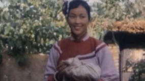 《神鞭》豆腐小生隔墻送物給心上人，不巧被“老丈人”發(fā)現(xiàn)了