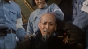 《神鞭》清朝末年的老先生因辮子被剪而瘋癲，引人嘆息