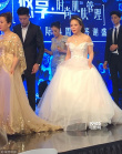 孙俪妈妈穿婚纱走秀照曝光 肤白细腻风韵犹存