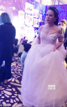 孙俪妈妈穿婚纱走秀照曝光 肤白细腻风韵犹存
