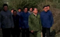 鄧小平下鄉(xiāng)體察民情發(fā)現(xiàn)很多問(wèn)題，提出要因地制宜地發(fā)展