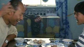 《龍虎父子兵》父子飯桌互動(dòng) 貼心兒將最后一塊肉贈(zèng)予老爸