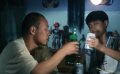 兒子與警察父親同飲 調(diào)侃老爸由于既當?shù)之攱寚乐嘏曰? title=