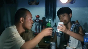 兒子與警察父親同飲 調(diào)侃老爸由于既當(dāng)?shù)之?dāng)媽嚴(yán)重女性化