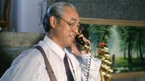 肯尼一家初到中國(guó)，老對(duì)頭就用一箱鈔票請(qǐng)來(lái)幫手，伺機(jī)而動(dòng)