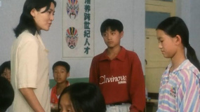 小小年紀(jì)兩個(gè)孩子就開(kāi)始有私人恩怨了，老師都忍不住偷笑