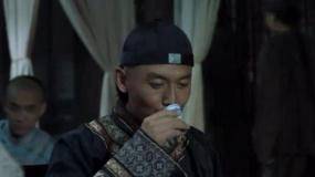 鄭佩佩出演熱情靈巧酒樓老板娘 眾賓客把酒言歡一飲而盡