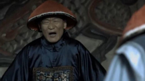 貪官李滿(mǎn)倉(cāng)：怎么沒(méi)人來(lái)呀？師爺：因?yàn)樯洗伟言娈?dāng)被告打了！
