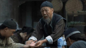 吳神醫(yī)的女兒采藥回來，院子里已坐滿了等待治病救命的災(zāi)民