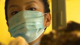 美女法医业务功夫了得，经过对尸体的初检发现此案并不简单！