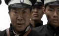 无赖看见国库金条，两眼放光，要占为己有！