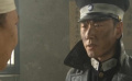 醫(yī)生看著滿地的傷員發(fā)愁：動手術(shù)沒有麻藥，條件太簡陋了！