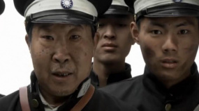 無賴看見國庫金條，兩眼放光，要占為己有！