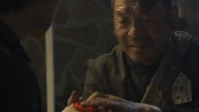 父子倆離別前，父親交給了兒子一樣重要的東西