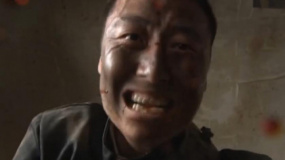 小戰(zhàn)士的瞎子媽媽被日軍無情殺害，血債血償，勿忘國恥！