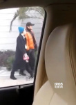 网友偶遇孙俪邓超接孩子放学 一路挽手恩爱惹人羡