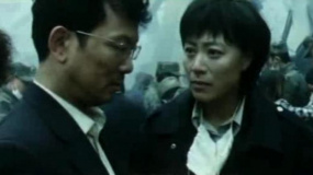 救援工作还在紧张进行着，百姓为解放军送来了热乎乎的饭菜