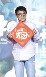 成龍拍《神探蒲松齡》再轉(zhuǎn)型 首映現(xiàn)場(chǎng)熱跳廣場(chǎng)舞