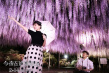 《今夜在浪漫剧场》曝单人海报 迷弟俘获女神芳心