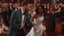 雷吉娜·金喜提奥斯卡最佳女配太激动 “美队”瞬间尽显绅士范