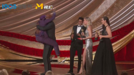 《黑色党徒》获最佳改编剧本奖 斯派克·李激动拥抱塞缪尔