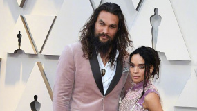 “海王”杰森·莫玛携妻亮相红毯采访 首次参加奥斯卡超激动