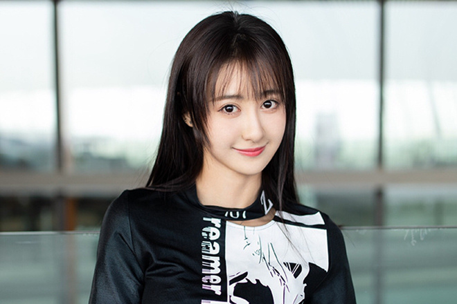 马泽涵启程巴黎时装周机场造型尽显少女潮酷感