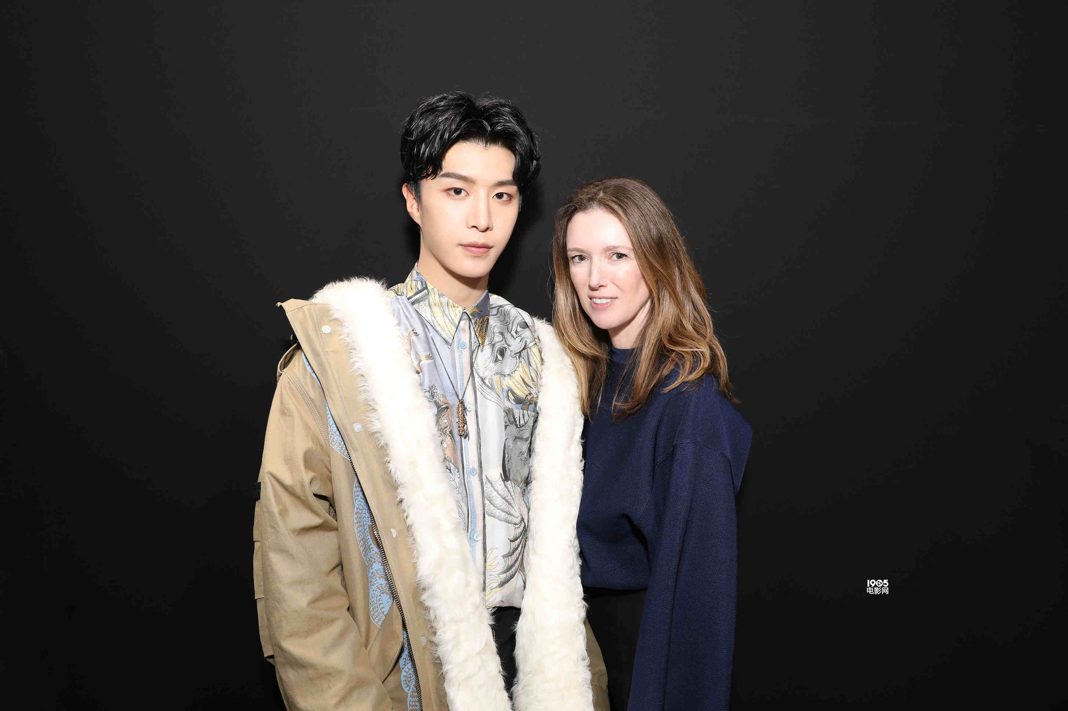 范丞丞出席巴黎时装周大秀 印花造型尽显酷盖本色