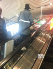 邓伦全副武装现身高铁站？ 网友晒照靠背影辨人