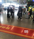邓伦全副武装现身高铁站？ 网友晒照靠背影辨人