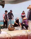 王源骑三轮车载杨超越出街 不受粉丝battle影响