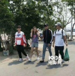 王源骑三轮车载杨超越出街 不受粉丝battle影响