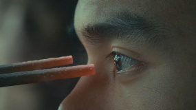 見識一下不怕死的男人多么帥氣！