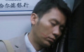 小伙子和一旁姑娘在地鐵上發(fā)生點(diǎn)誤會，怕是解釋不清了