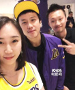 鄧超赴美看NBA比賽 與粉絲衛(wèi)生間偶遇親切合照