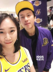 邓超赴美看NBA比赛 与粉丝卫生间偶遇亲切合照