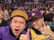 鄧超赴美看NBA比賽 與粉絲衛(wèi)生間偶遇親切合照